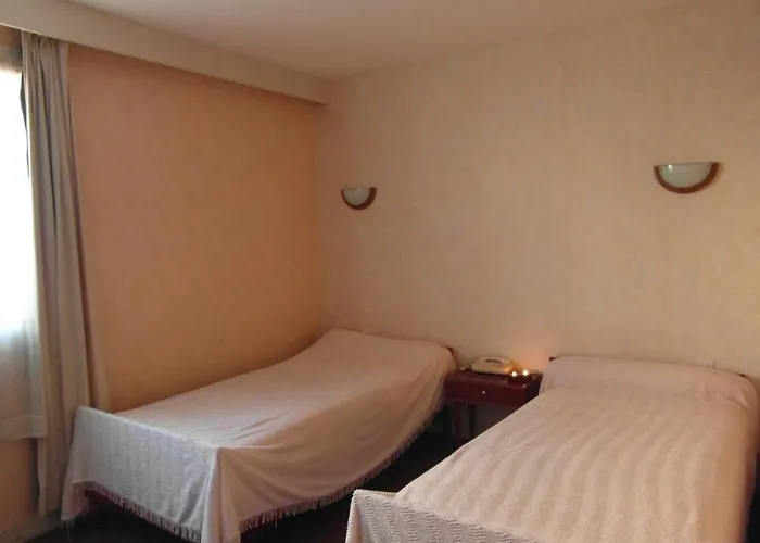 佩里戈尔餐厅酒店 2* 茅尔斯